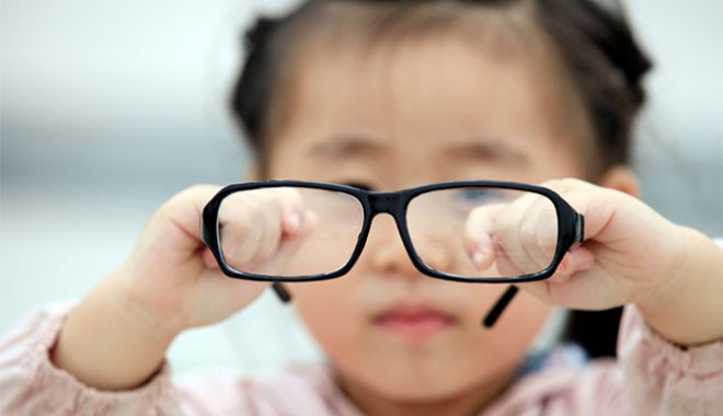Trẻ dưới 18 tuổi nên đeo kính kết hợp với tập luyện để hạn chế tăng độ cận