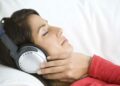 đeo tai nghe khi ngủ